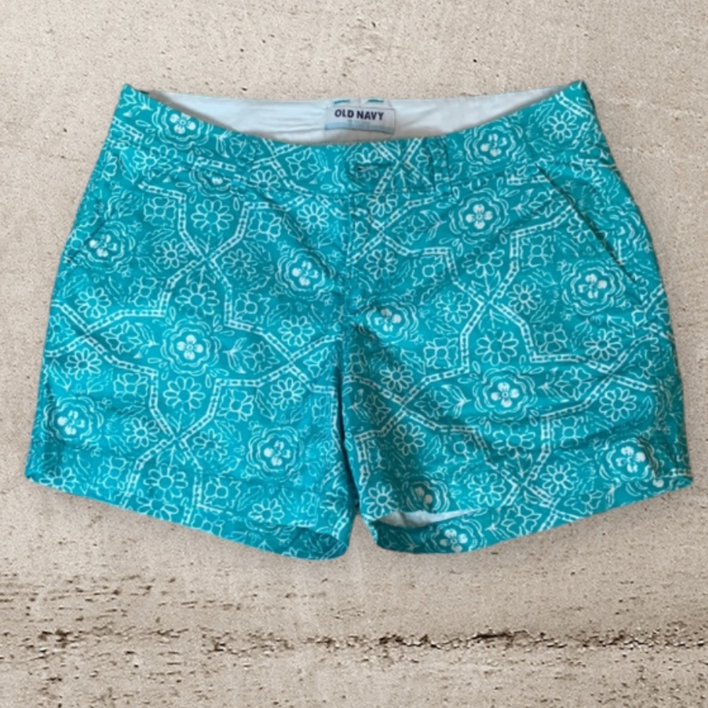 Old Navy Teal and White Floral Print Chino Shorts. Women’s Size 2